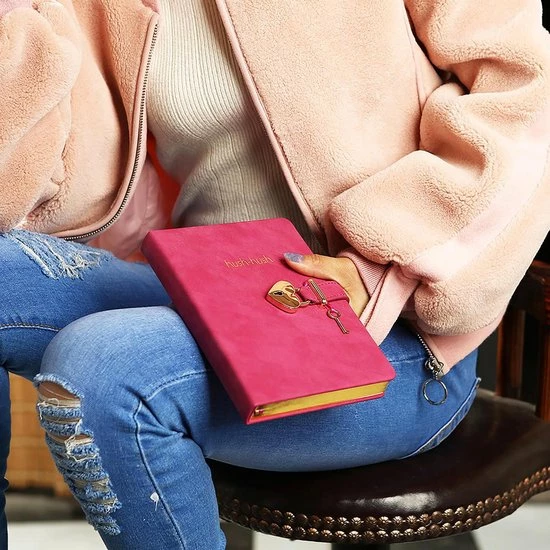 Promo ๐ Victoria's Journals - Dagboek Met Slot En Sleutel - Hush-Hush My Secret Diary W/ Heart Lock - Premium Vegan Leer Dagboek - Hardcover - 320 Pagina's Premium Papier - 13 X 18 Cm (Felroze) ๐ 4 Promo ๐ Victoria's Journals - Dagboek Met Slot En Sleutel - Hush-Hush My Secret Diary W/ Heart Lock - Premium Vegan Leer Dagboek - Hardcover - 320 Pagina's Premium Papier - 13 X 18 Cm (Felroze) ๐ - Afbeelding 2