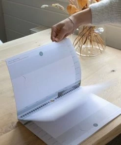 Beste recensies van ⌛ Essencio Familieplanner 2023 - Gezinsplanner - Citaten En Quotes - Reflectievragen - Schrijfruimte Voor 6 Personen - A4 - Kalender - Weekplanner - Natuur - Cover: Blauw En Zand ✔️ -ACROPAQ Shop 550x562 1