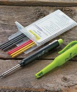 Promo ⌛ Pica Marker Dry Longlife 3030 + 8 St. Grafiet/Rood/Geel Vulling 4020, Reserve Pica Dry Markeerpotlood Set Met Navullingen, Timmermans Bouw Potlood 💯 -ACROPAQ Shop 550x593 1